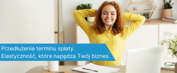 Kobieta w żółtej koszuli siedząca przy biurku, z rękami za głową i uśmiechem na twarzy